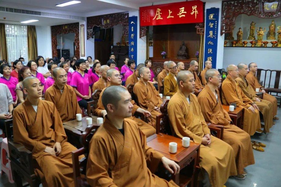苏菲亚和安伯的休闲装